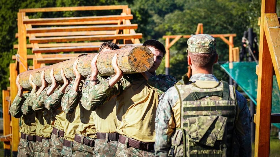 Ce salarii au civilii și militarii din armată în 2026. Cât se câștigă în Armata Română fără sporuri