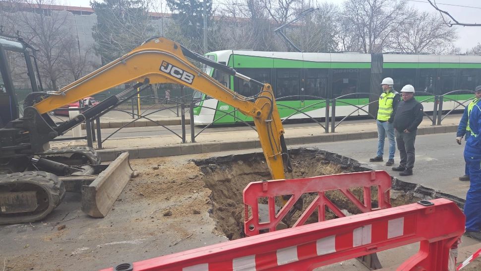Groapă uriașă apărută brusc pe Șoseaua Mihai Bravu