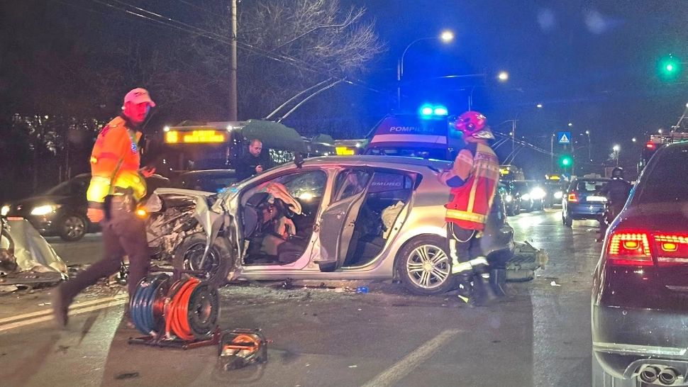 Accident cumplit pe Calea Griviței, în București: trei mașini, un moped și un troleibuz implicate FOTO