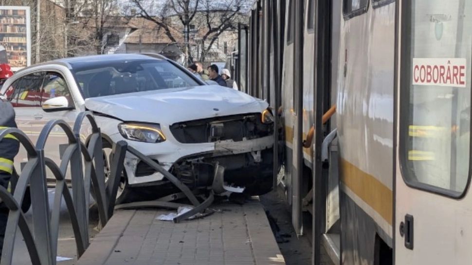 Accident grav într-o intersecție aglomerată din București. Doi pietoni, loviți pe refugiu și trafic blocat spre Pasajul Mărășești - FOTO