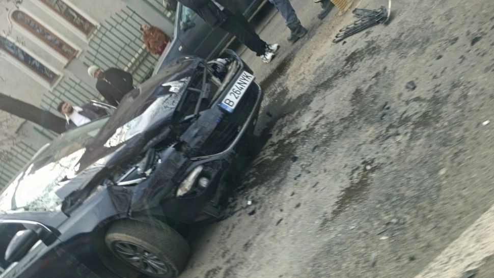 Accident cu patru mașini în București, inclusiv o ambulanță SMURD. Sursa foto: Grup InfoTrafic/ Facebook
