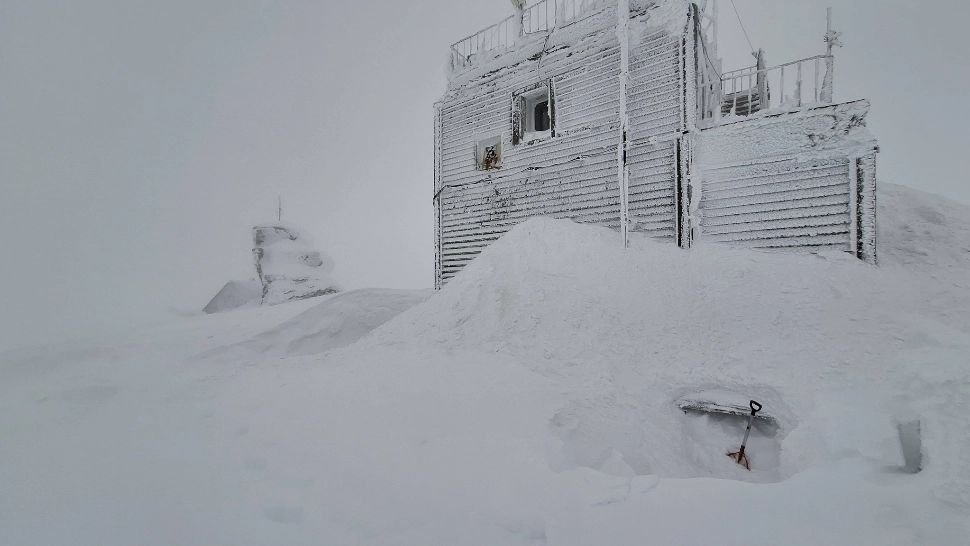 Strat mare de zăpadă la munte: Vârful Omu, acoperit de omăt