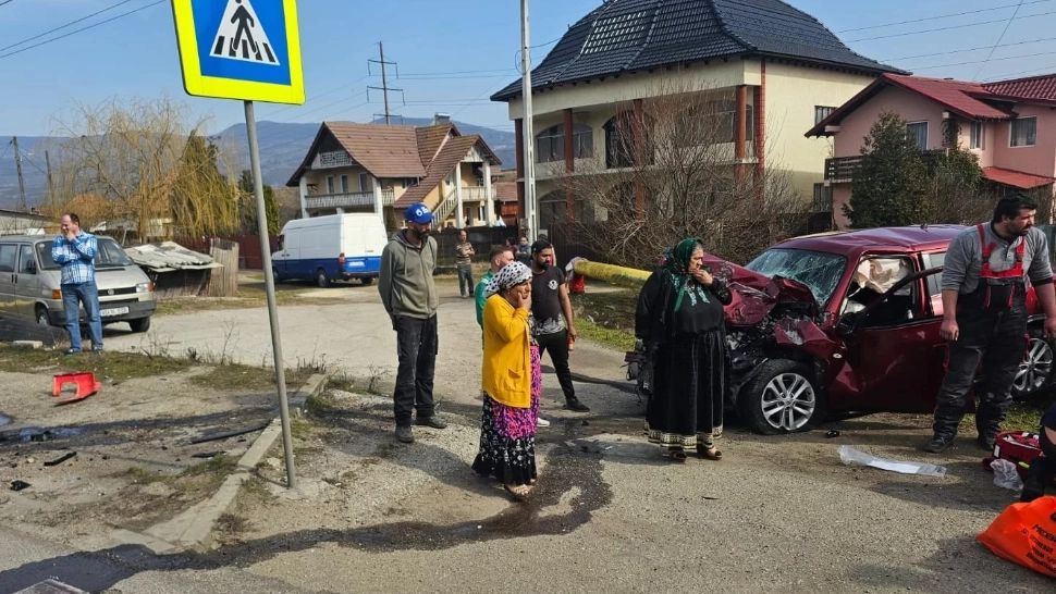 Accident grav pe DN 7: o femeie a rămas prinsă între fiare. Sursa foto: Sibiu100.ro.