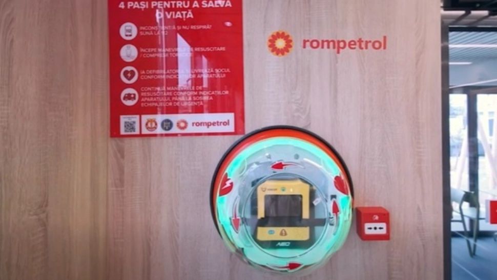 Bărbat în stop cardio-respirator, salvat cu un defibrilator instalat într-o benzinărie din Capitală/ Captură foto