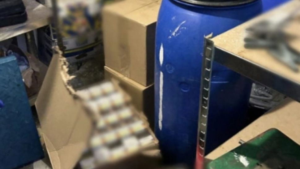 Rețea suspectată de trafic de țigări, vizată de percheziții de amploare: mascații au descins în patru județe