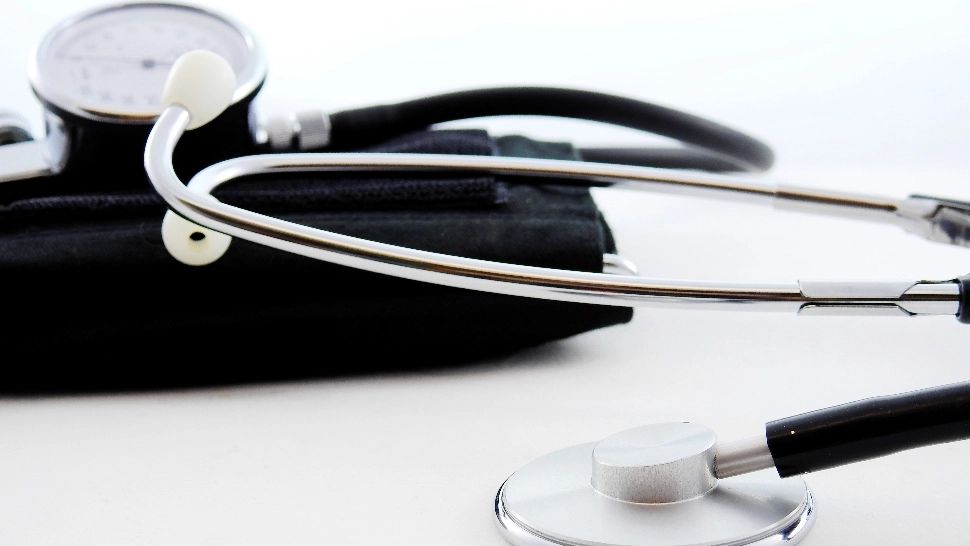 Doi medici, trimiși în judecată după moartea unui pacient. Acuzații grave de neglijență și fals în acte medicale