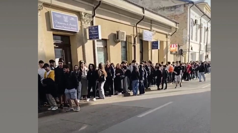 Coadă uriașă pentru o șaorma gratis.