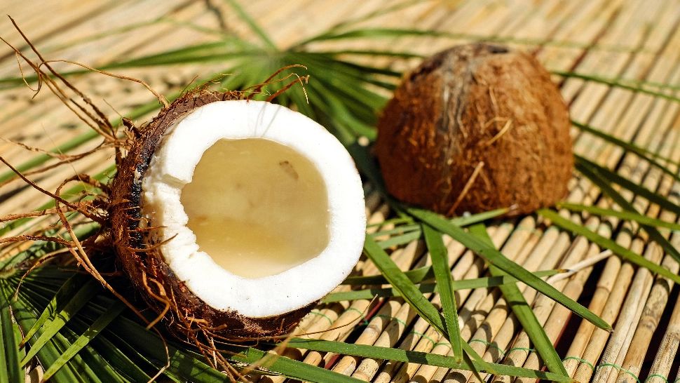 De ce nu este recomandat să bei apă de cocos direct din fruct: avertismentul medicilor după cazuri grave