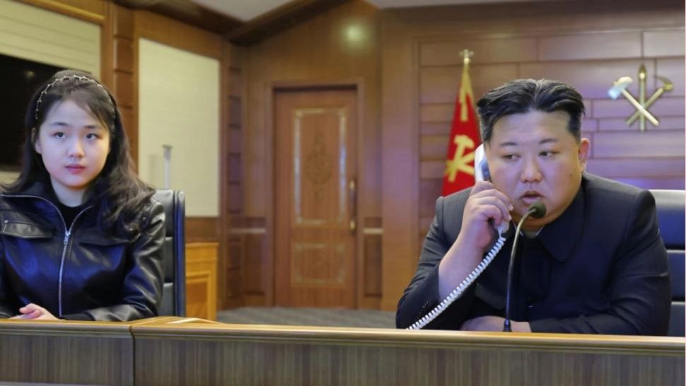 Kim Jong Un și-a adus fiica minoră la teste cu rachete strategice. Apariție surprinzătoare la un nou exercițiu militar