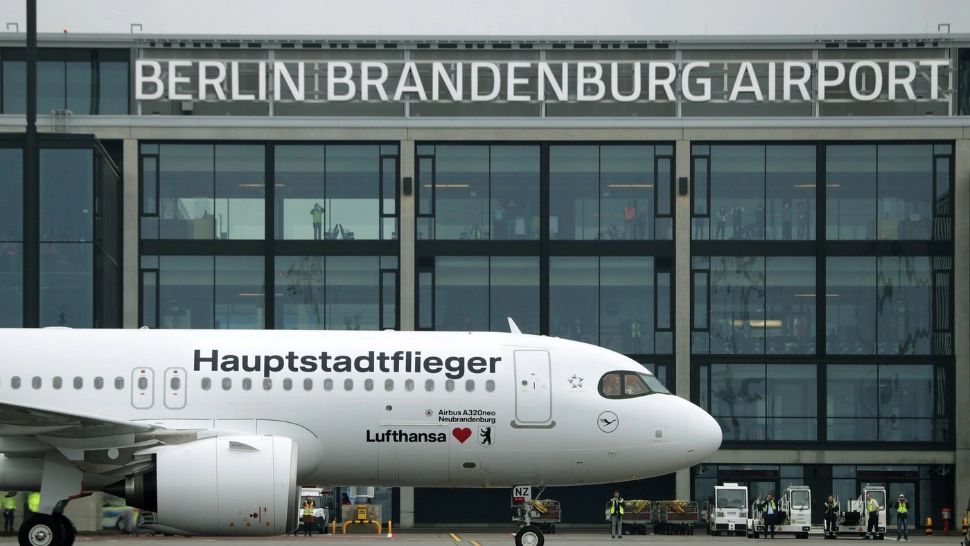 Aeroportul principal din Berlin, închis temporar după apariția unei drone neidentificate (foto: profimedia)