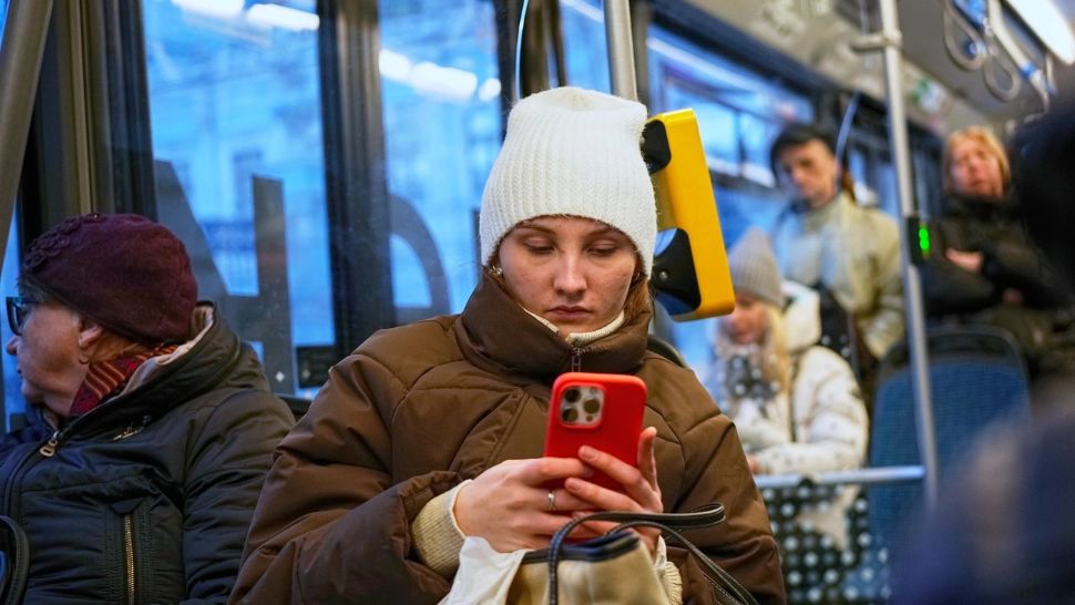 Rusia, offline: Moscoviții folosesc stații, pagere și hărți pe hârtie după ce Putin ar fi cerut blocarea accesului la internet