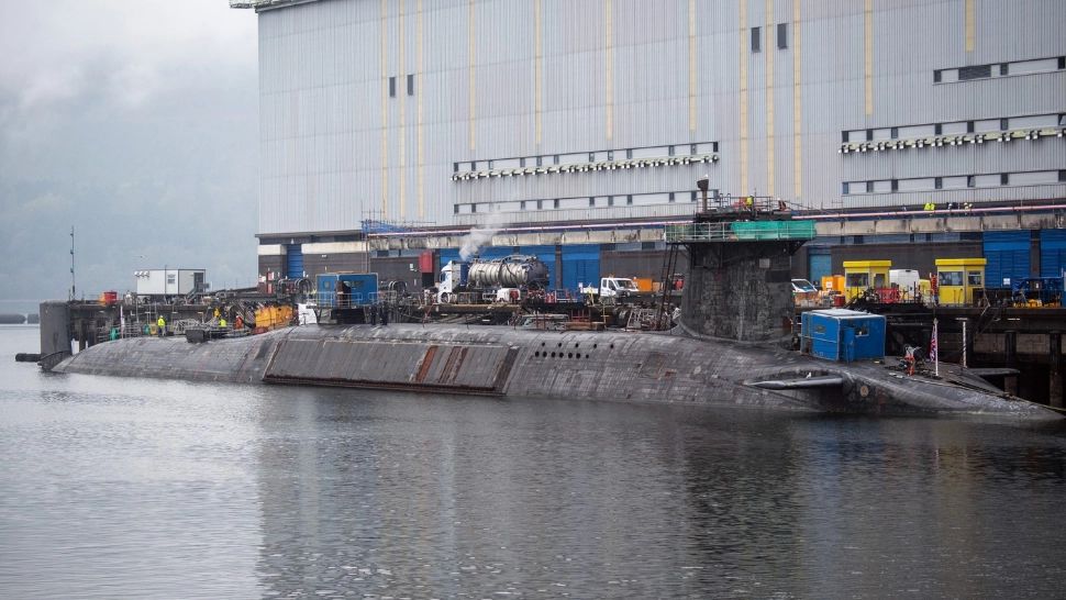 O româncă și un iranian, puși sub acuzare în Scoția pentru tentativa de a pătrunde într-o bază cu submarine nucleare britanice (foto: profimedia)
