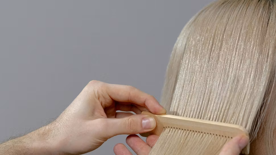 Cum să-ți faci propriul șampon uscat din ingrediente naturale, sănătoase pentru scalp