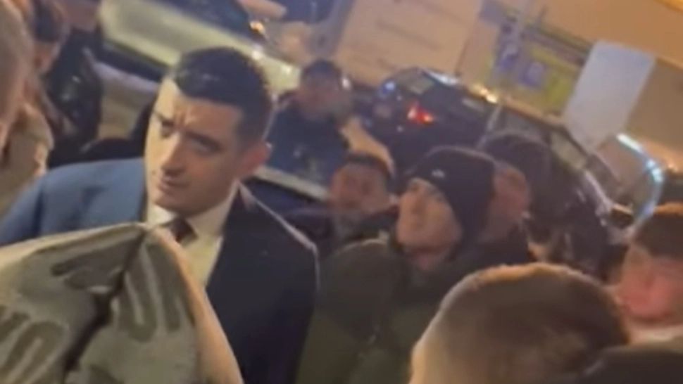 George Simion vorbește cu minerii care protestează în fața Ministerului Energiei