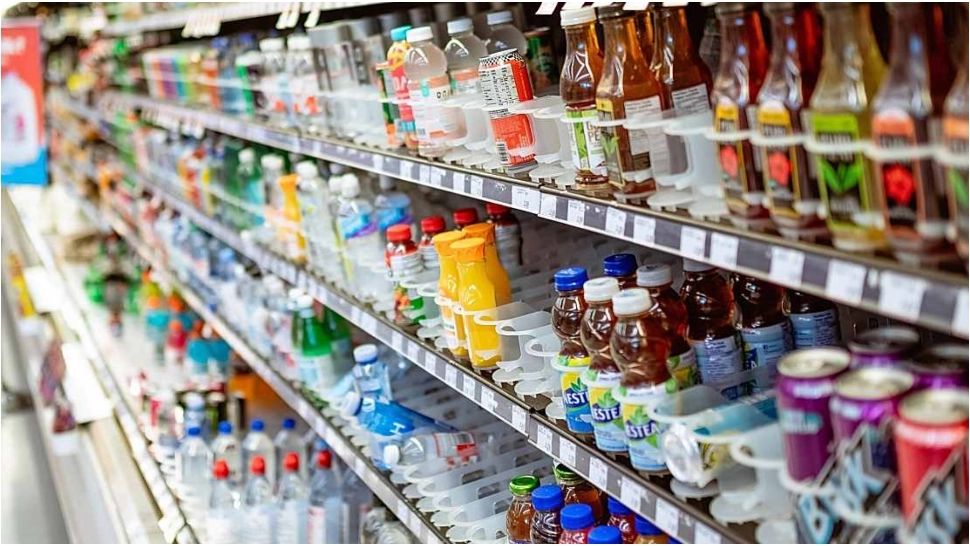 Motivul pentru care capacele sticlelor de apă diferă de cele ale sucurilor