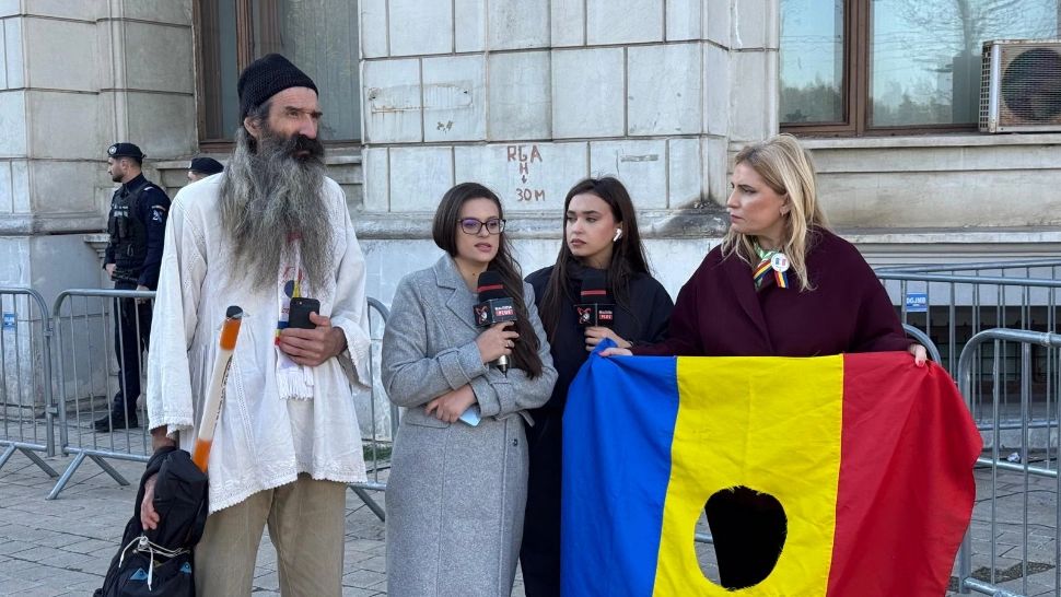 Protest pașnic în fața CNA, după suspendarea licenței Realitatea Plus. Zeci de oameni denunță abuzul și strigă: "Jos dictatura!"- LIVE TEXT