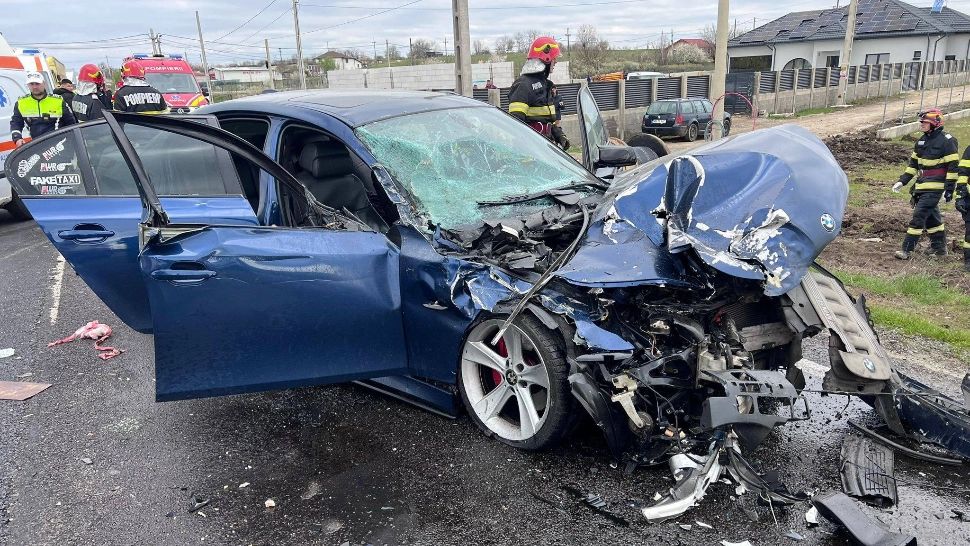 Impact devastator între un autoturism şi o camionetă, pe o șosea din județul Mehedinți/ Foto: ISU Mehedinţi
