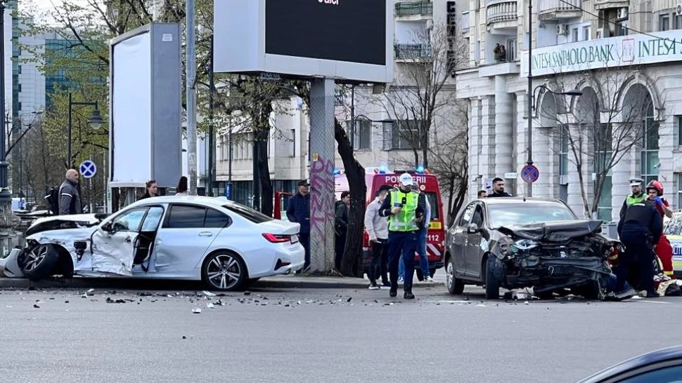 Accident rutier grav în București. Intervenție de urgență a echipajelor de salvare