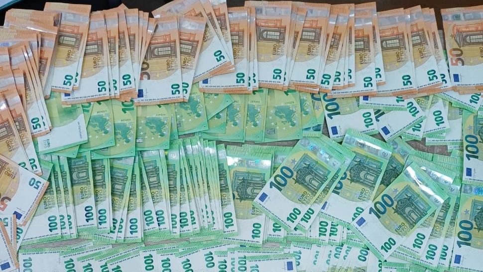 Șofer ucrainean de autocar, depistat cu zeci de mii de euro și dolari ascunși la frontieră. Ce au descoperit autoritățile la Siret