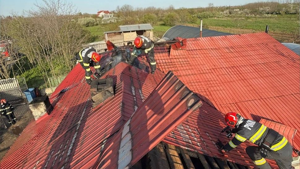 Incendiu puternic în Giurgiu: acoperișul unei case a fost distrus