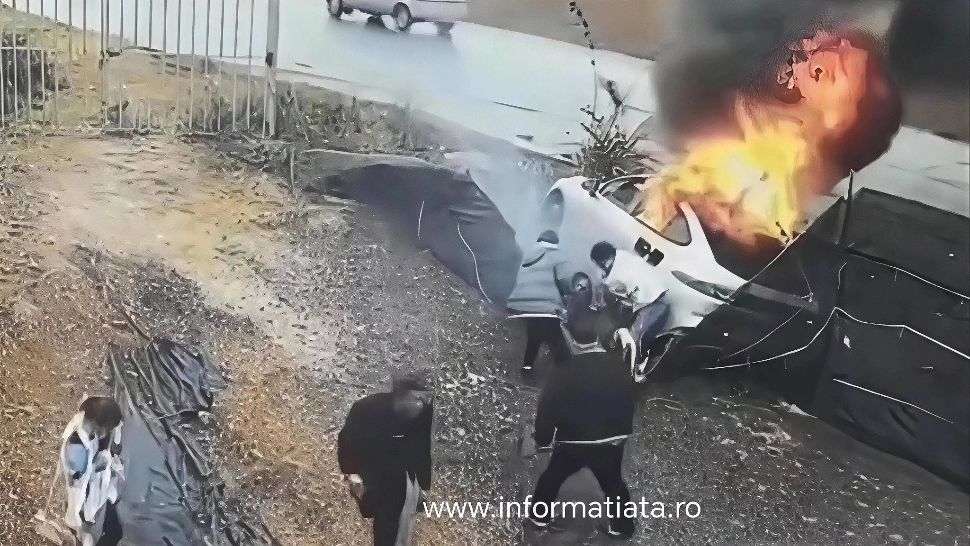 Accident spectaculos: o mașină electrică a luat foc după ce a intrat în gard, iar pasagerii au rămas blocați