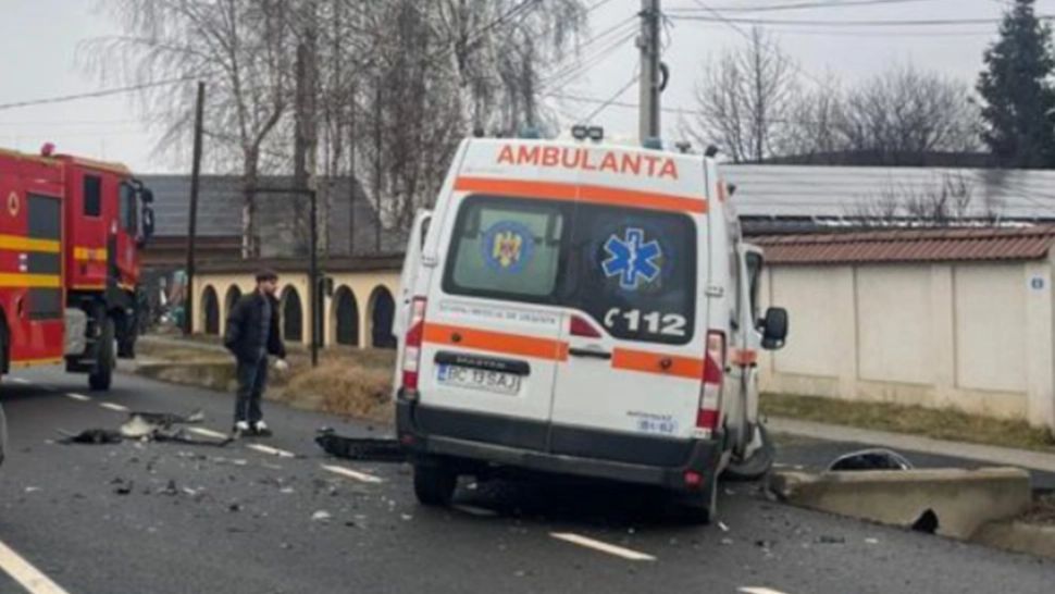 Ambulanță implicată într-un accident în Bacău.