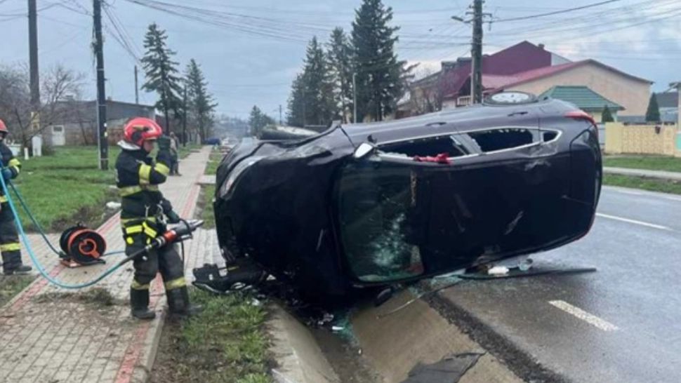 Mașină răsturnată în Botoșani: două femei, rănite în urma unui accident violent/ Foto: ISU Botoșani
