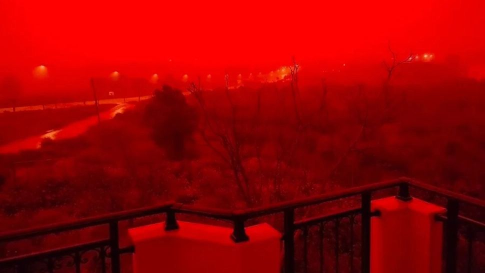 Peisaj de INFERN roșu în Creta, după o furtună de praf saharian. Zborurile au fost anulate, vârstincii cred că vine Judecata de Apoi - VIDEO