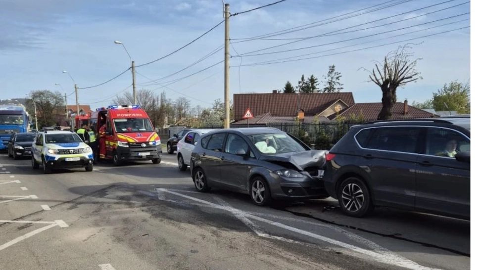 Carambol cu trei mașini în Piatra-Neamț. FOTO: NewsAllert.ro