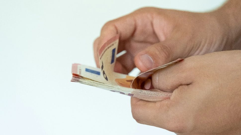 Criza politică poate arunca în aer economia. Avertisment: curs leu-euro la 5,4 lei și dobânzi mai mari