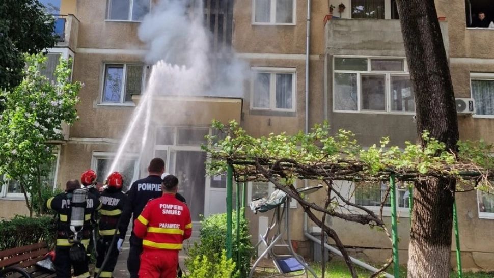 Incendiu într-un bloc din Oradea: mai mulți locatari evacuați după ce flăcările au cuprins o uscătorie
