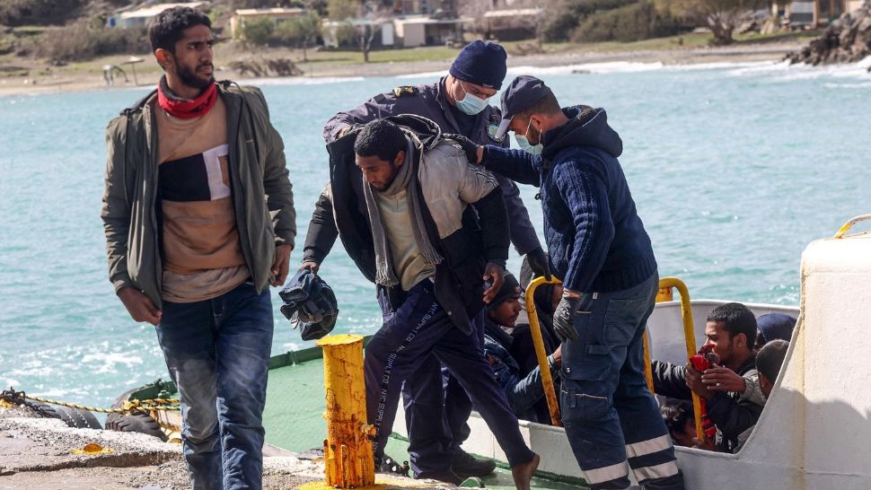 Scandal uriaș în Grecia: migranți mascați folosiți de poliție pentru a‑i goni pe alți refugiați înapoi în Turcia – VIDEO
