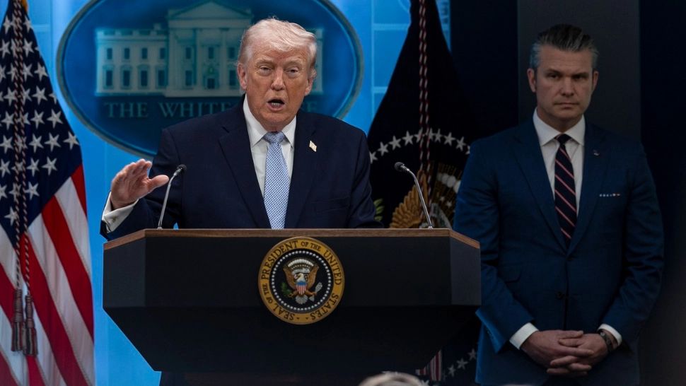 Donald Trump ;i Pete Hegseth. Foto: Profimedia