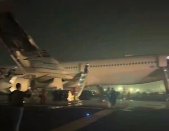 Motorul avionului a luat foc