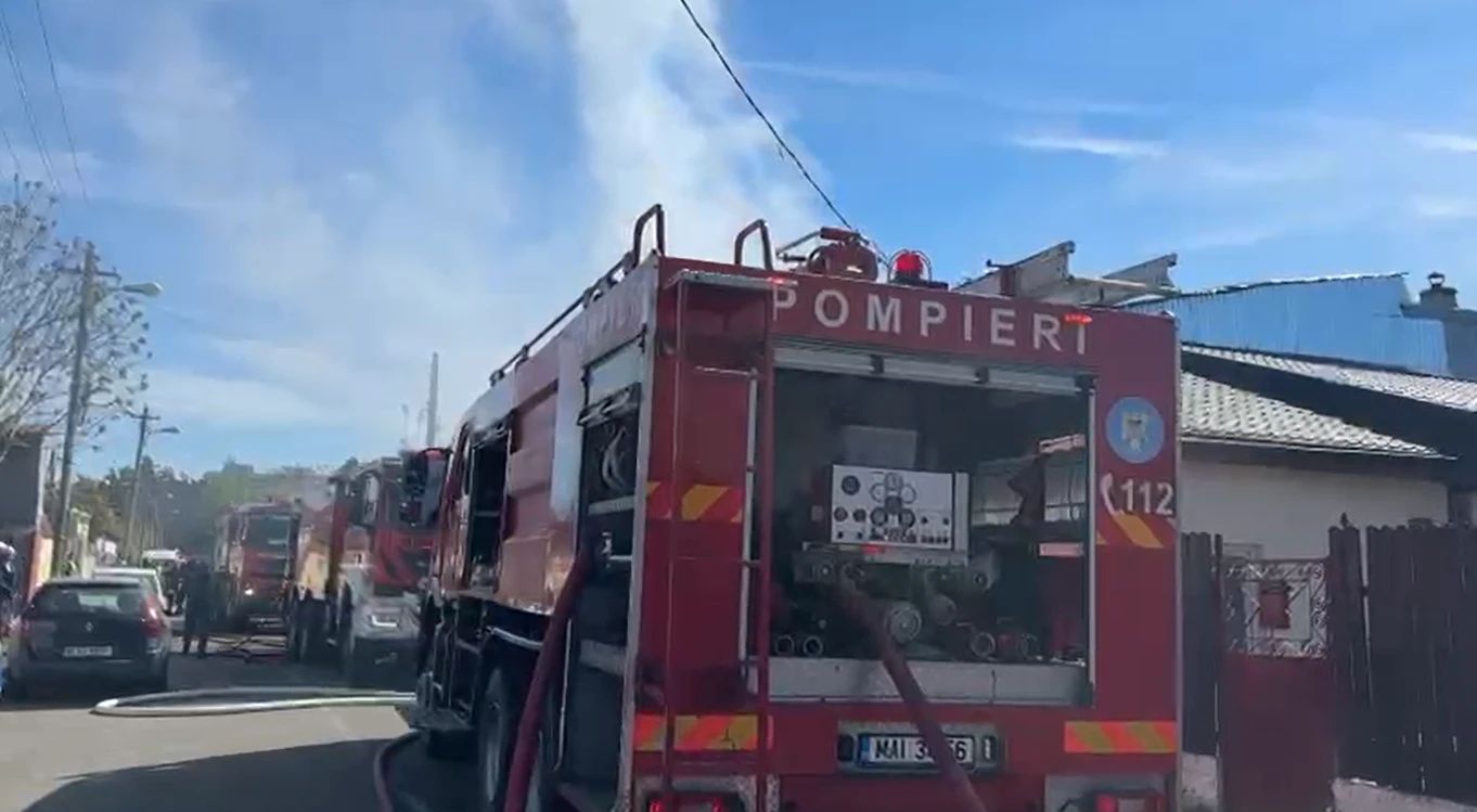 Incendiu pe strada Erou Toma Constantin, București