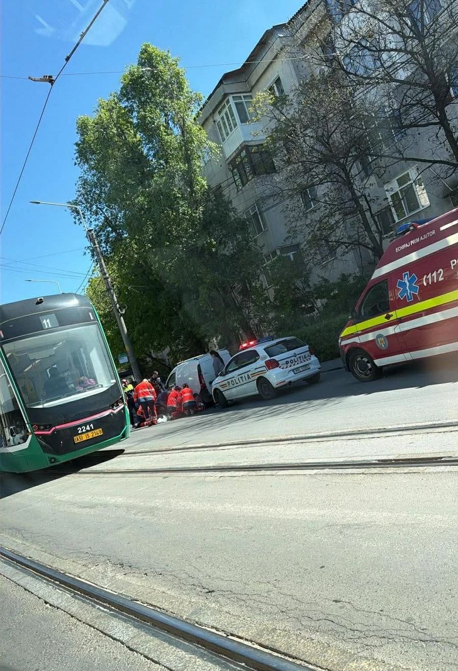 O mașină s-a proptit într-un tramvai plin cu pasageri. Foto/Facebook