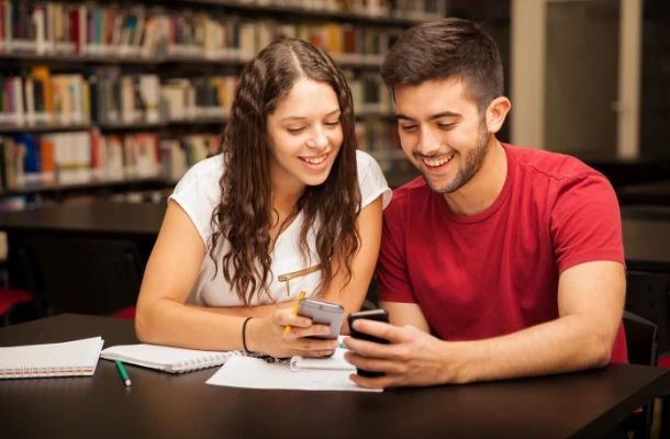 Telefoanele mobile, interzise în licee doar cu vot de 2/3