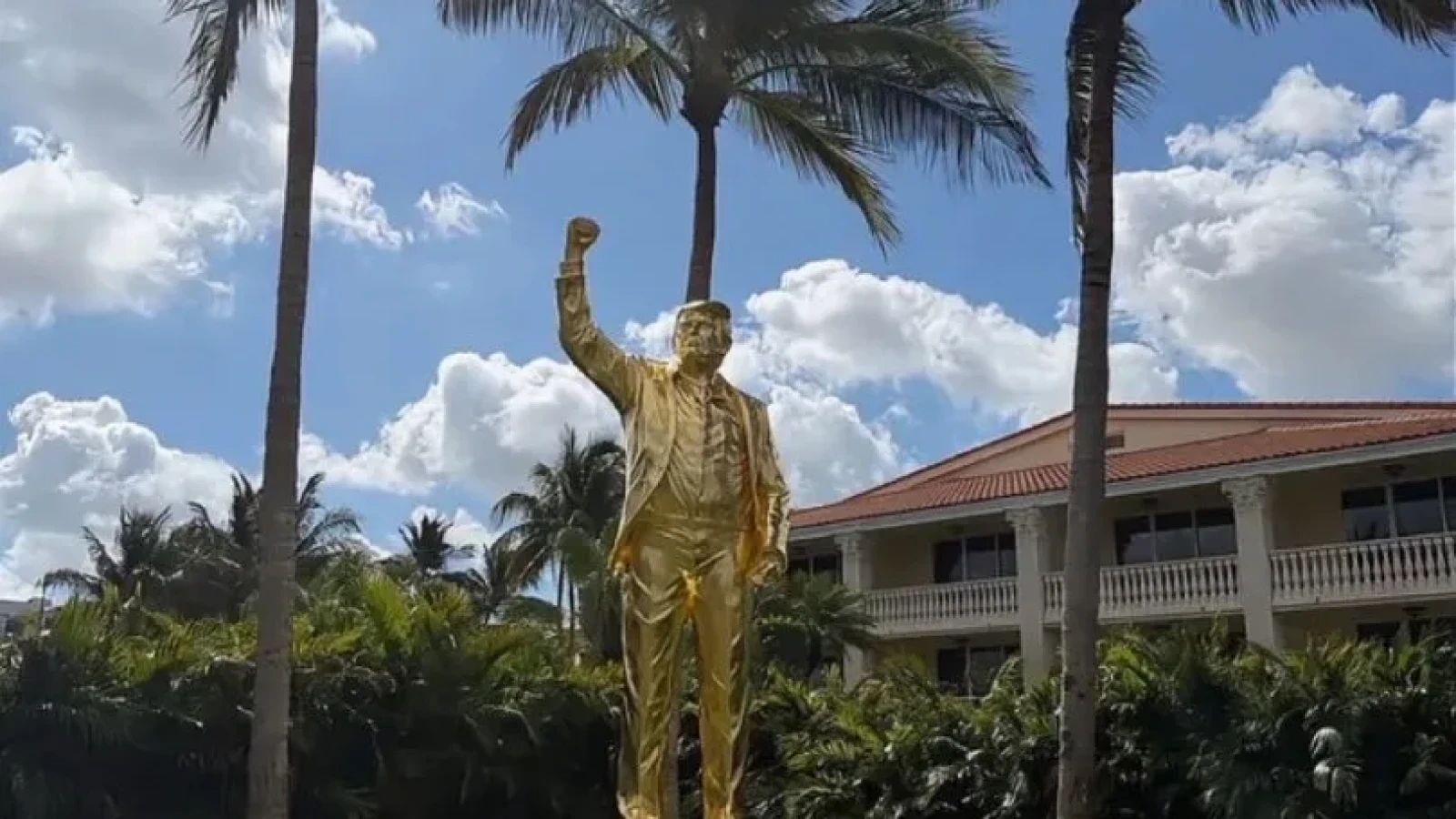 Donald Trump are acum propria statuie poleită cu aur. Foto: X