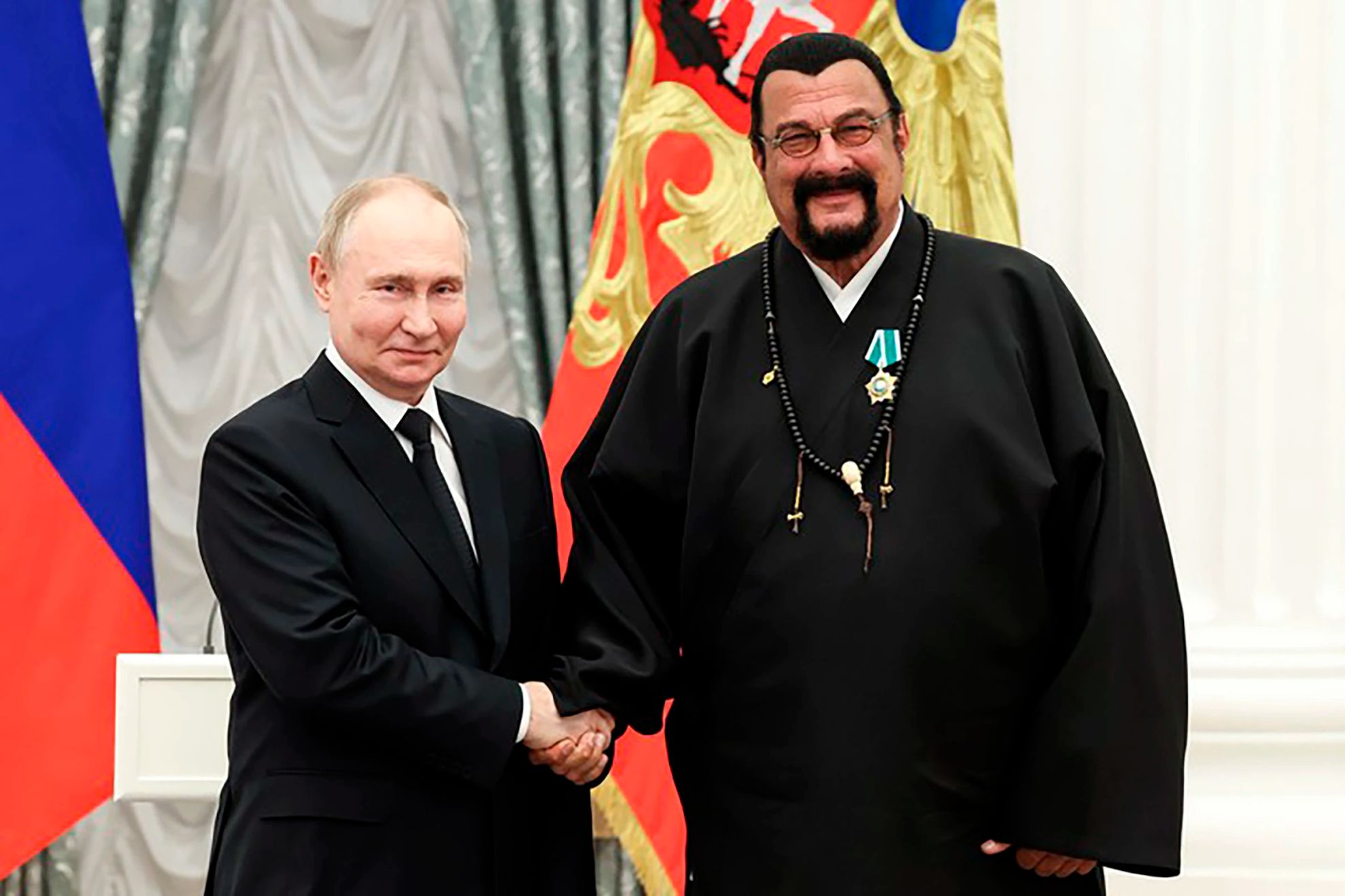 Steven Seagal alături de Vladimir Putin/ Profimedia