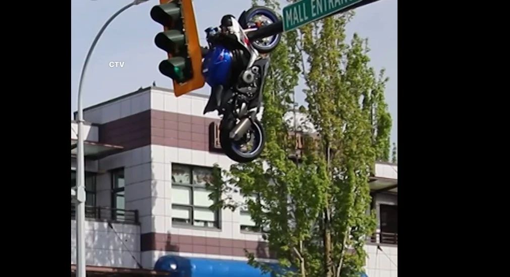 Motocicletă proiectată pe un semafor și rămasă agățată la înălțime. Foto/Captură video