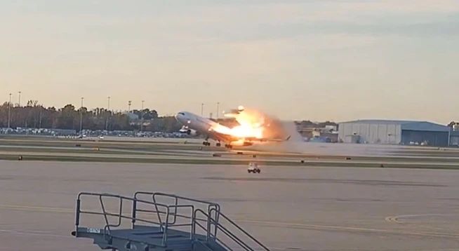 Momentul în care motorul unui avion cargo se desprinde