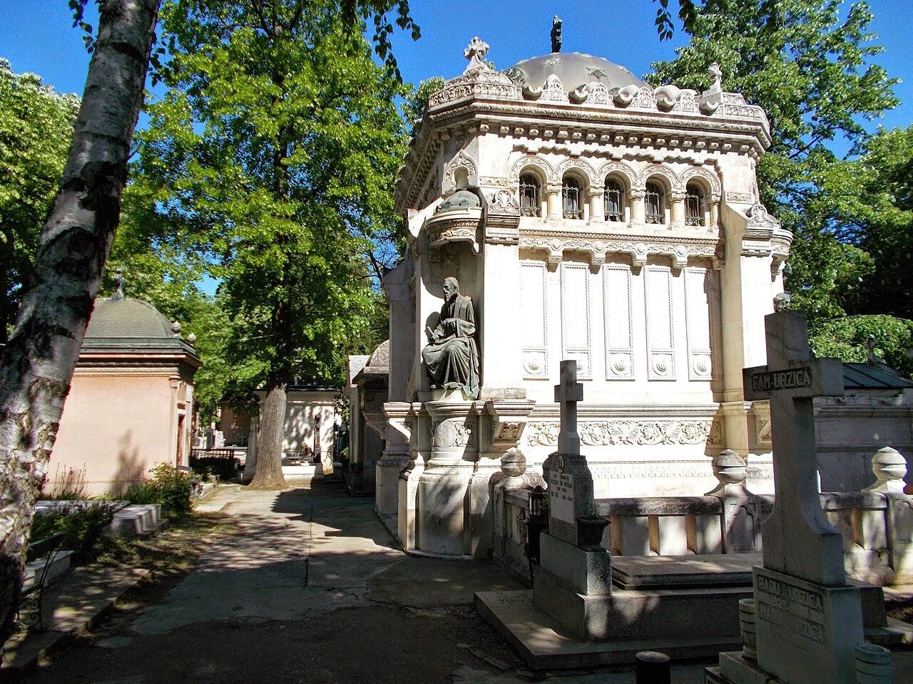 Doi tineri reținuți după ce ar fi dansat pe morminte în Cimitirul Bellu