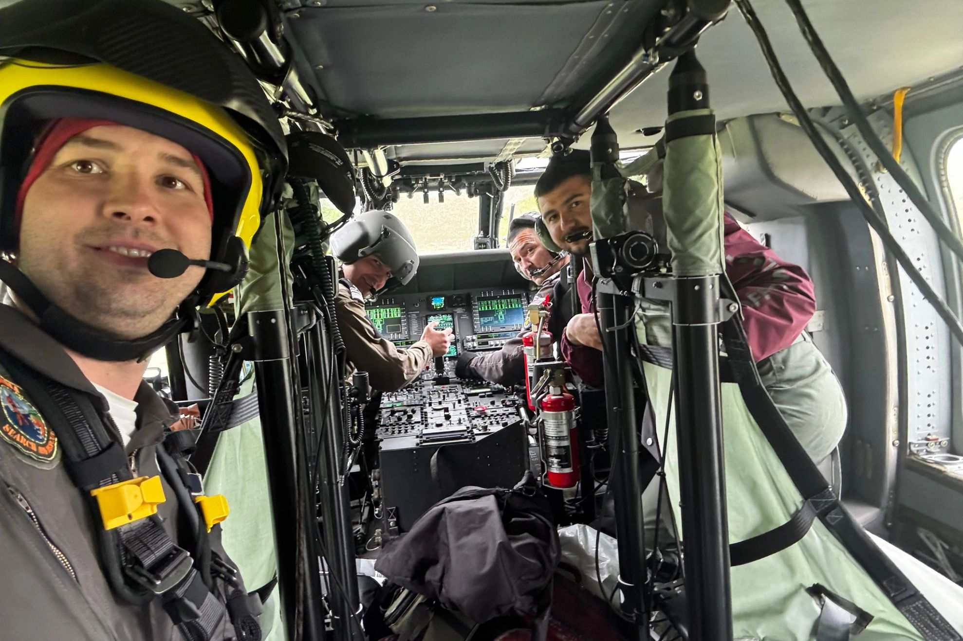 Echipajul elicopterului Black Hawk din cadrul IGAv a reușit localizarea și salvarea lui Alex. FOTO/ISU