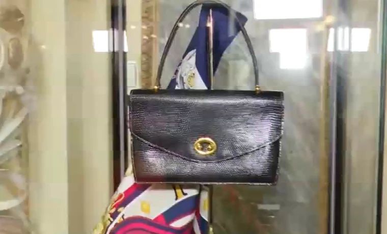 Geanta de lux Hermes a Elenei Ceaușescu a fost scoasă la licitație
