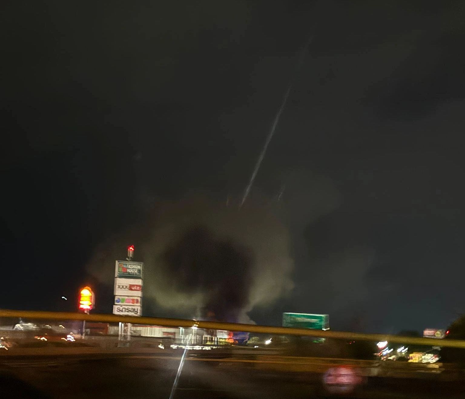 Incendiu depozit Bucure;ti/ Foto: Facebook