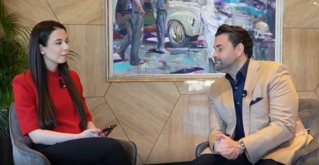 Jurnalista Alessia Păcuraru alături de Nick Adams, trimis prezidențial / Captură video