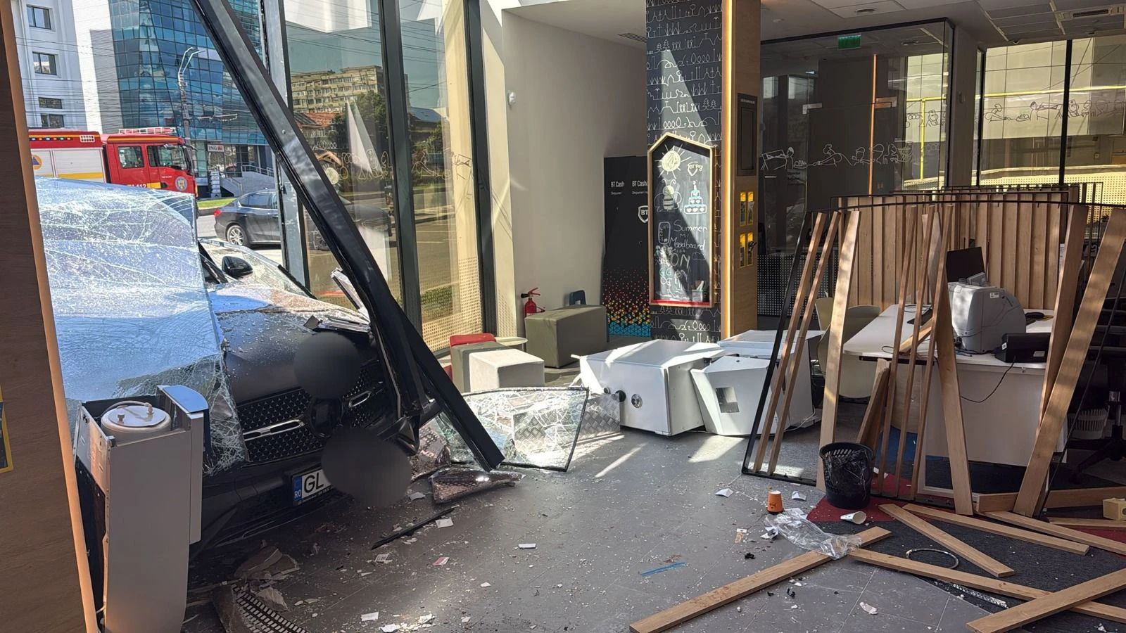 O șoferiță de 71 de ani a intrat cu mașina direct într-un bancomat, rănind o femeie. Foto/IPJ