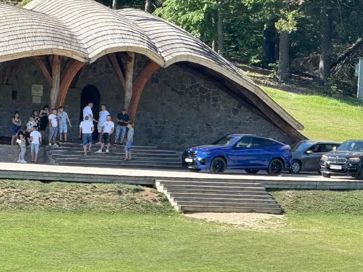 Mașini pe scena altarului de la Șumuleu-Ciuc/ Csíkszeredai Helyi Rendőrség/Facebook