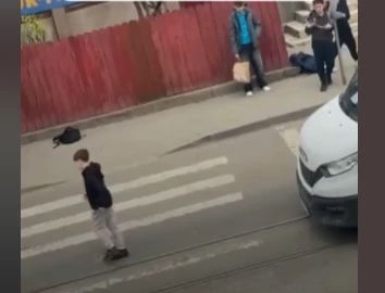 Adolescenții blochează intenționat trecerile de pietoni