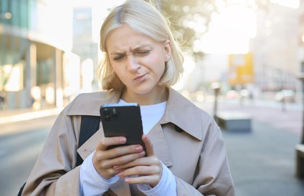 O marca populară de telefoane, acuzată 